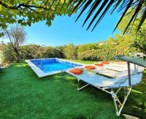 Villa Sitges Les Moreres Beach 15 minutes walking AC Very Confortable Nice Outdoor Areas Pool very sunny
